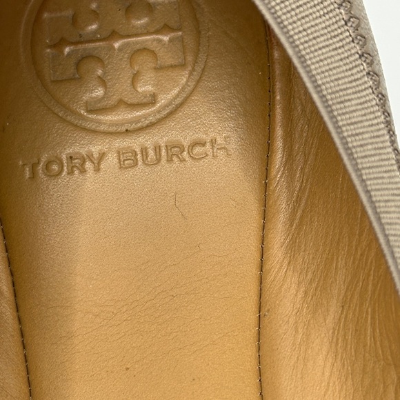 Tory Burch Women's Beige Ballet Flats with Gold Logo - Picture 4 of 9